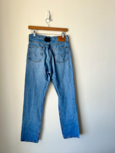 Load image into Gallery viewer, Levi Denim Size 3/4 (27)
