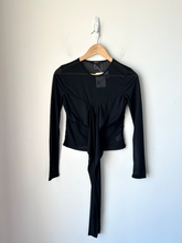 Load image into Gallery viewer, Forever 21 Long Sleeve Top Size Small
