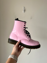 Load image into Gallery viewer, Dr Martens Boots Womens 9
