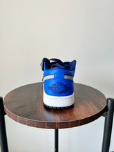 Load image into Gallery viewer, Nike Womens Athletic Shoes Womens 8.5

