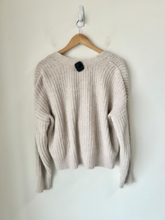Load image into Gallery viewer, American Eagle Sweater Size Extra Small
