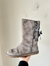 Load image into Gallery viewer, Uggs Boots Womens 7
