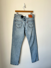 Load image into Gallery viewer, Levi Denim Size 33
