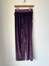 Load image into Gallery viewer, Victoria's Secret Athletic Pants Size Small
