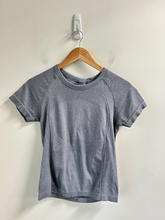 Load image into Gallery viewer, Lululemon Athletic Top Size Small
