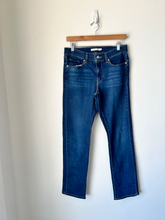 Load image into Gallery viewer, Levi Denim Size 5/6 (28)
