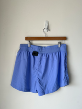 Load image into Gallery viewer, North Face Athletic Shorts Size Large
