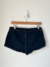 Load image into Gallery viewer, Fashion Nova Shorts Size Large

