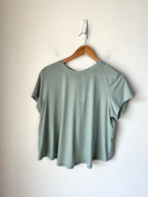 Load image into Gallery viewer, Lululemon Athletic Top Size Extra Large
