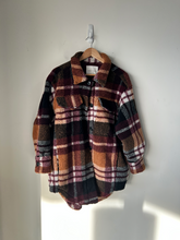 Load image into Gallery viewer, American Eagle Heavy Outerwear Size Small
