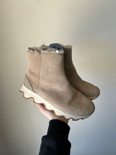 Load image into Gallery viewer, Sorel Boots Womens 6
