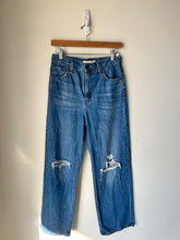 Load image into Gallery viewer, Levi Denim Size 1/2 (26)

