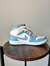 Load image into Gallery viewer, Jordan Womens Athletic Shoes Womens 8
