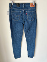 Load image into Gallery viewer, Women’s Levis Denim Size 3/4 (27)
