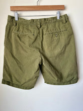 Load image into Gallery viewer, Banana Republic Shorts Size 30
