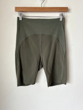 Load image into Gallery viewer, Lulu Lemon Athletic Shorts Size 3/4
