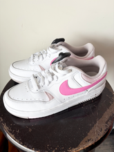 Load image into Gallery viewer, Nike Womens Athletic Shoes Womens 7.5
