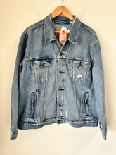 Load image into Gallery viewer, Levi Denim Outerwear Size Extra Large
