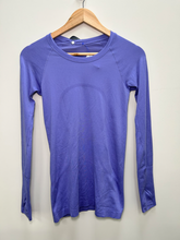 Load image into Gallery viewer, Lulu Lemon Athletic Top Size Small
