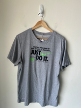 Load image into Gallery viewer, Nike T-shirt Size Medium
