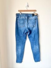 Load image into Gallery viewer, American Eagle Denim Size 13/14 (32)
