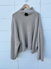 Load image into Gallery viewer, Topshop Sweater Size Large
