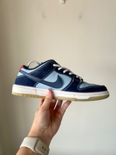 Load image into Gallery viewer, Nike Womens Athletic Shoes Womens 7
