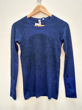 Load image into Gallery viewer, Lulu Lemon Athletic Top Size Small
