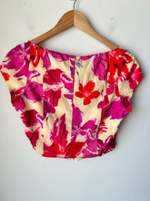 Load image into Gallery viewer, White Fox Short Sleeve Top Size Medium
