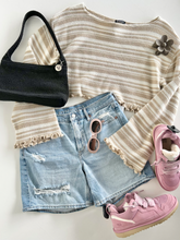 Load image into Gallery viewer, American Eagle Shorts Size 5/6
