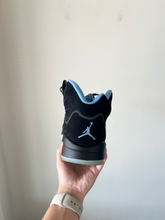 Load image into Gallery viewer, Air Jordan Mens Athletic Shoes Mens 9.5

