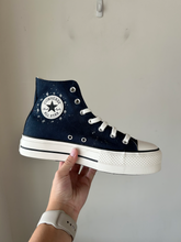 Load image into Gallery viewer, Converse Casual Shoes Womens 9
