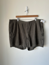 Load image into Gallery viewer, Vince Shorts Size XXL
