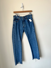 Load image into Gallery viewer, Levi Denim Size 5/6 (28)
