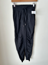 Load image into Gallery viewer, Lulu Lemon Athletic Pants Size 2 (26)
