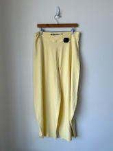 Load image into Gallery viewer, Free People Movement Athletic Pants Size Large
