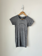 Load image into Gallery viewer, Lululemon Athletic Top Size Small
