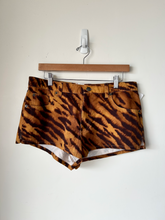 Load image into Gallery viewer, Bdg Shorts Size 7/8
