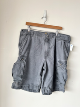 Load image into Gallery viewer, Carhartt Shorts Size 40
