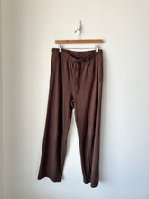 Load image into Gallery viewer, Skims Athletic Pants Size Medium
