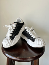 Load image into Gallery viewer, Casual Shoes Womens 9
