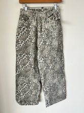 Load image into Gallery viewer, Pants Size Small
