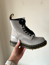 Load image into Gallery viewer, Dr Martens Boots Womens 6
