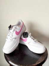 Load image into Gallery viewer, Nike Womens Athletic Shoes Womens 7.5
