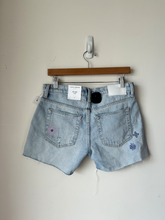 Load image into Gallery viewer, Lucky Brand Shorts Size Small
