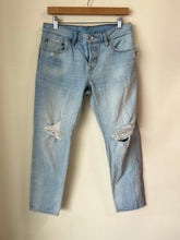 Load image into Gallery viewer, Levi Denim Size 3/4 (27)
