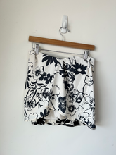 Load image into Gallery viewer, Abercrombie &amp; Fitch Short Skirt Size Small
