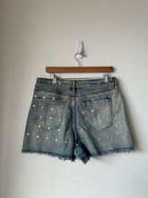 Load image into Gallery viewer, Fashion Nova Shorts Size 15/16
