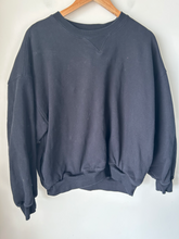 Load image into Gallery viewer, Aritzia Sweatshirt Size Medium
