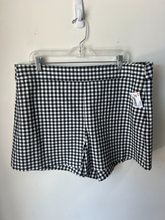 Load image into Gallery viewer, Gap Shorts Size 18/20
